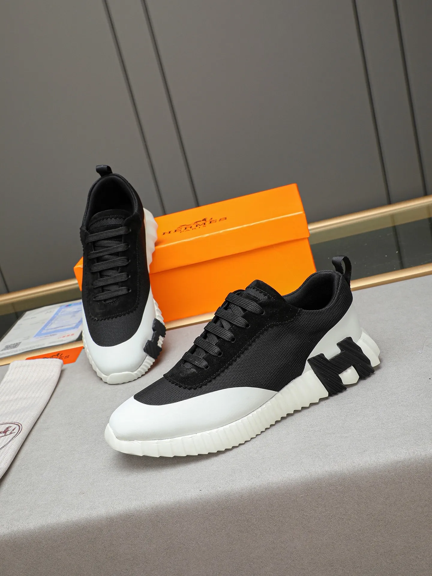 Men's shoes 💰460 [Hermes] fe new arrival~ New Bouncing sneakers Hermès are the most comfortable shoes, no one else⃣️, they are very light on the feet and look great, you will not feel tired when you go shopping and running around 👍 Very light and comfortable, extremely light, suitable for both sports and leisure, and feel great when you step on them! It’s up to you to choose, there’s always what you want~ ✔️Fabric: First layer frosted➕Imported glue➕Breathable mesh ✔️Inner lining: Imported mesh ✔️Outsole: Original outsole ✔️Size: Men’s 38-44 (45 custom-made)